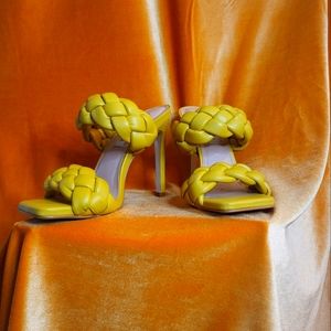 Womens Beautiful Steve Madden Yellow Size 6 Narrow Fit Heels